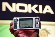 <b>Nokia</b><br><br>Fundada en 1865 por Fredrik Idestam, la actual Nokia fue en sus inicios una fábrica de pulpa de madera para la producción de papel. En 1967 comenzó a comercializar móviles, además de fabricar otros productos como neumáticos, papel, zapatos, ordenadores y televisiones.