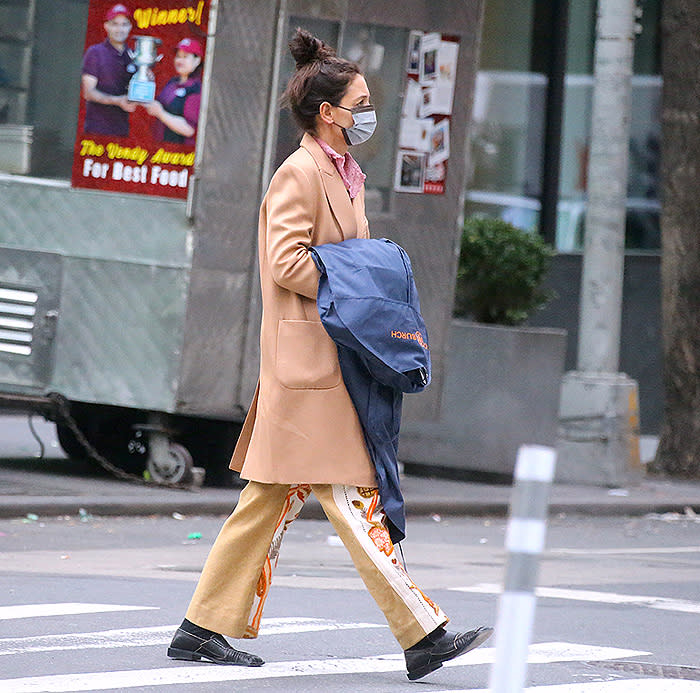 Katie Holmes, con su vestido a cuestas