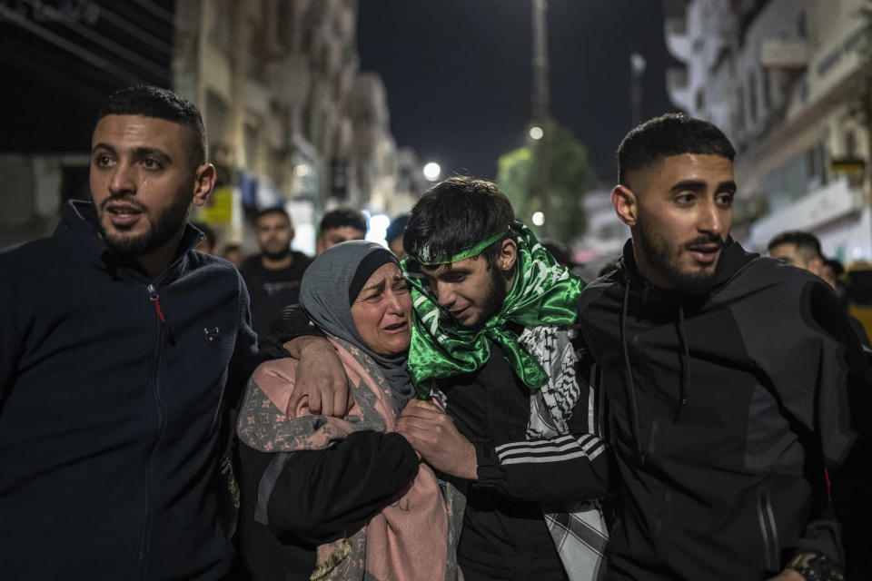 Una muchedumbre recibe a los prisioneros palestinos liberados por Israel como parte del intercambio de rehenes en Ramallah, Cisjordania, el 26 de noviembre de 2023. (Daniel Berehulak/The New York Times)
