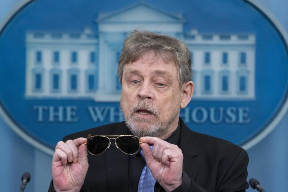 El actor Mark Hamill se quita los lentes de sol que le regaló el presidente