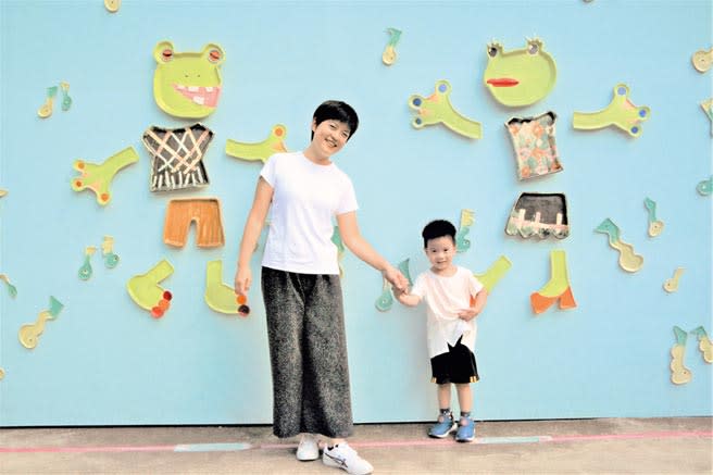 新北市陶博館推「夏日泥巴藝術季」，以台北樹蛙為主題的 「冬季戀歌」牆面深受歡迎。      （張睿廷攝）