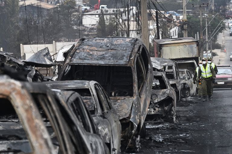 Autos quemados en Quilpue, Viña del Mar, Chile. (RODRIGO ARANGUA / AFP)