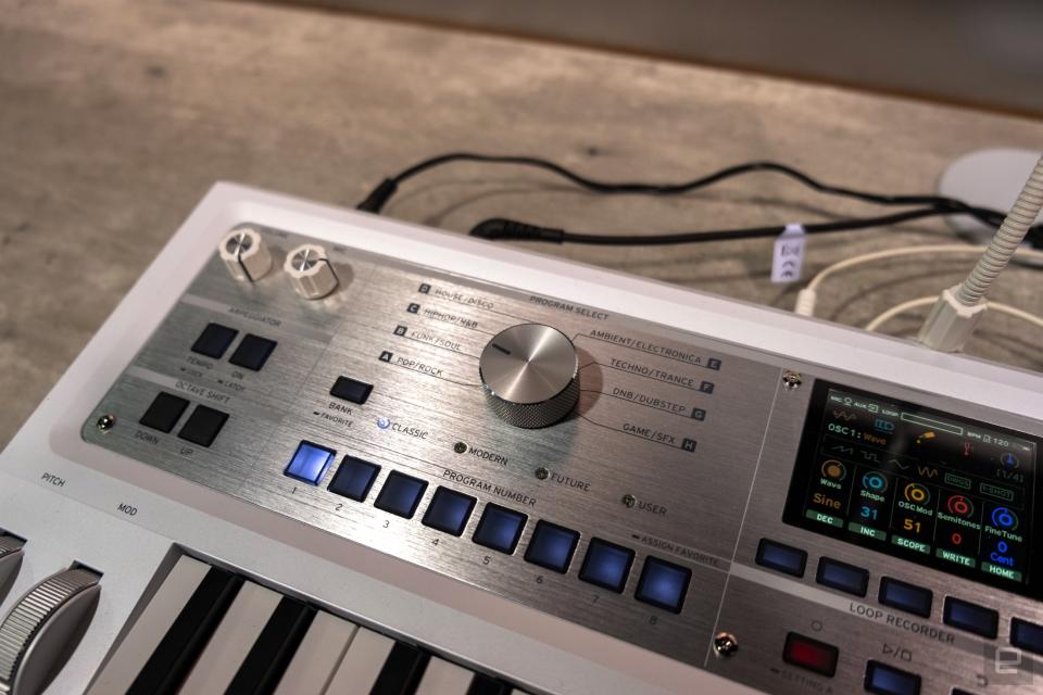 Der Genre-Regler am Korg MicroKorg 2 auf der NAMM 2024.