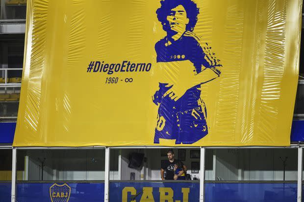 La banderole hommage à Diego Maradona, installée au-dessus de sa loge du stade de la Bombonera.