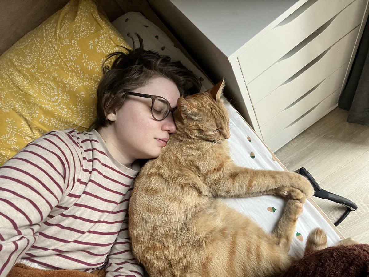 Lauren Hoeve in bed with her cat Bagel. (Credit: Lauren Hoeve / Twitter)