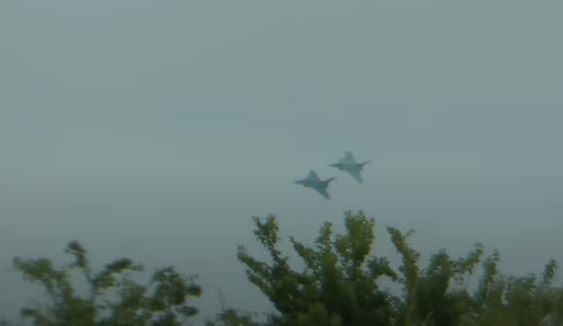 法國2架戰鬥機在訓練時相撞，導致殘骸墜落民宅。（圖／翻攝自YouTube）