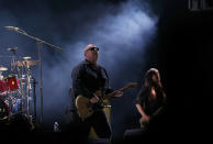 Black Francis, izquierda, y Paz Lenchantin de los Pixies durante el concierto de la banda en el Zócalo de la Ciudad de México el sábado 10 de noviembre de 2018. (Foto AP/Claudio Cruz)