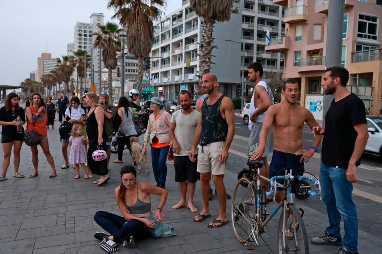 Gente en las calles de Tel Aviv, en los primeros días de levantamiento de la obligación de usar barbijo al aire libre