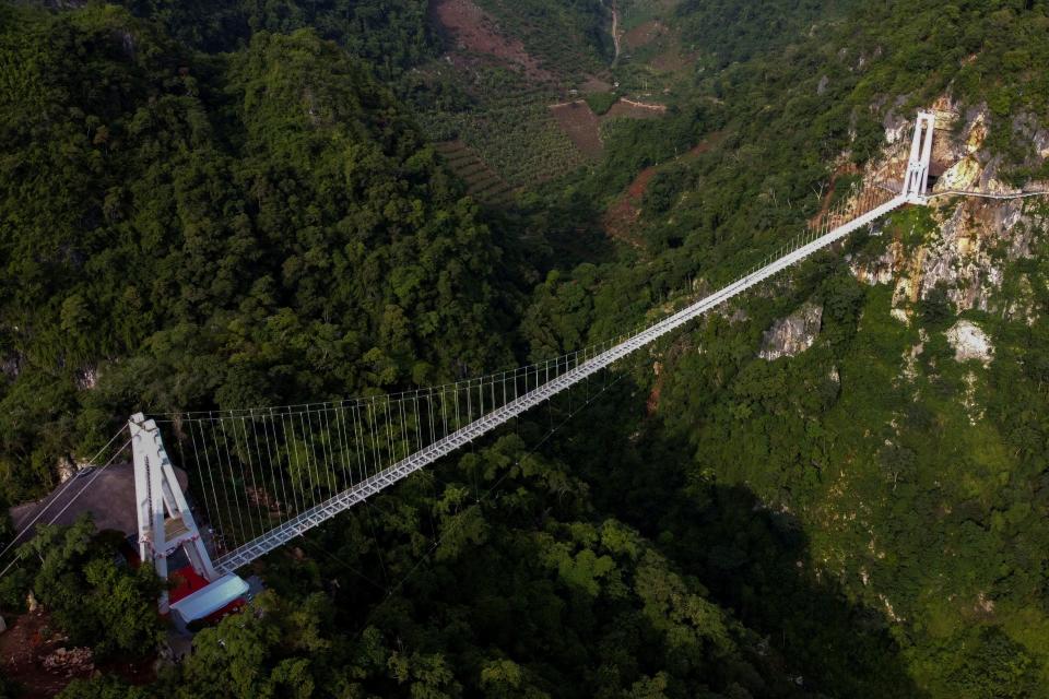 空拍看世界最長的玻璃橋「白龍吊橋（Bach Long Glass Bridge）」圖片來源：REUTERS