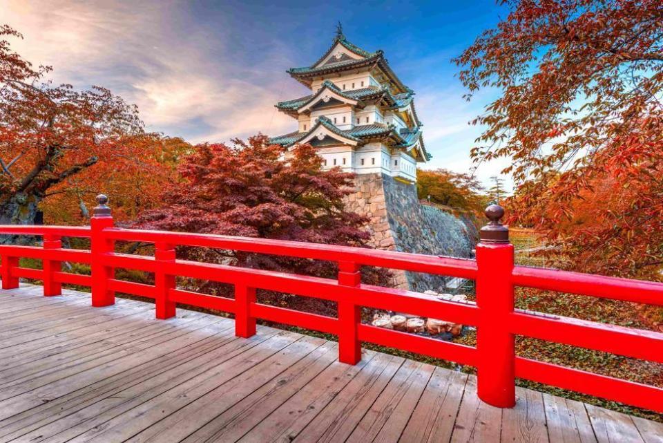 「青森賞楓一日遊」前往東北地區賞楓人氣景點，包含國家名勝奧入瀨溪流、歷史名城弘前公園、絕美湖光的十和田湖。（KKday提供）