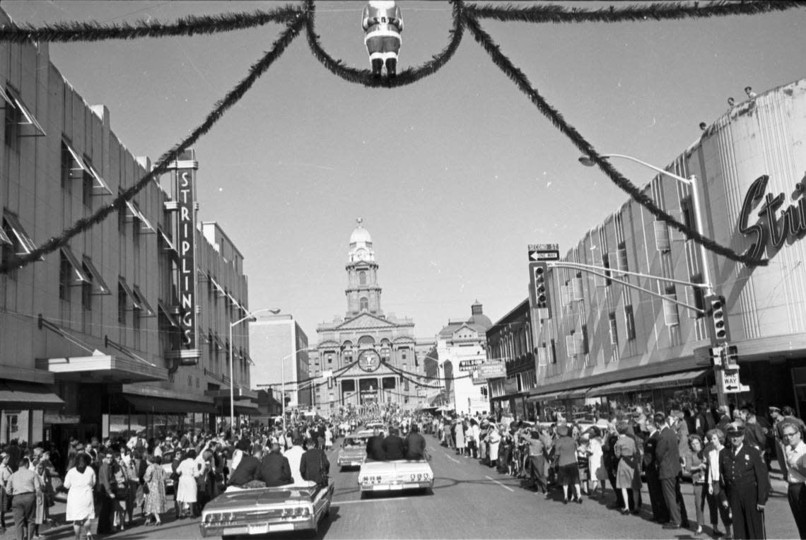 President John F. Kennedy’s motorcade progresses north along Main Street toward the Tarrant County Courthouse in downtown Fort Worth on its way to Carswell Air Force Base to fly to Dallas. Streets were decorated for the Christmas holidays, 11/22/1963
