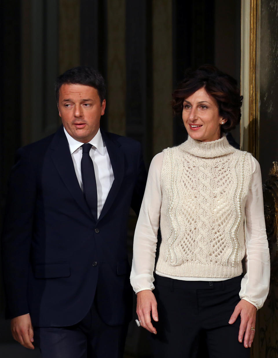 Italian Prime Minister Matteo Renzi arrives with his wife Agnese before a media conference after a referendum on constitutional reform at Chigi palace in Rome, Italy, December 5, 2016. REUTERS/Alessandro Bianchi