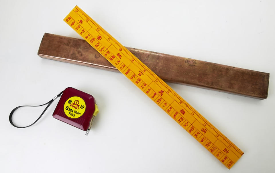 Attract wealth with a Wen ruler. However, only the yellow Wen measuring ruler will be effective. (PHOTO: Master Hsieh Yuan-chin)