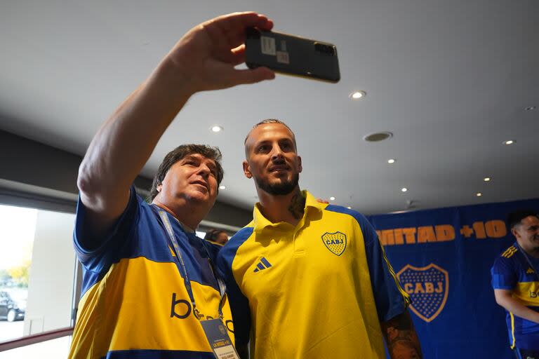 Ricardo José Robles con Pipa Benedetto, un ídolo de Boca que intentará ser protagonista del clásico, aunque partirá como suplente