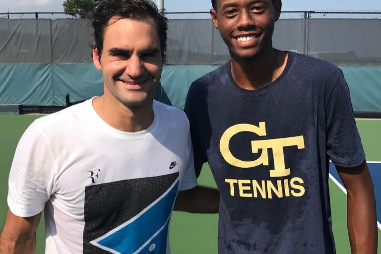 Christopher Eubanks junto con uno de sus ídolos, Roger Federer