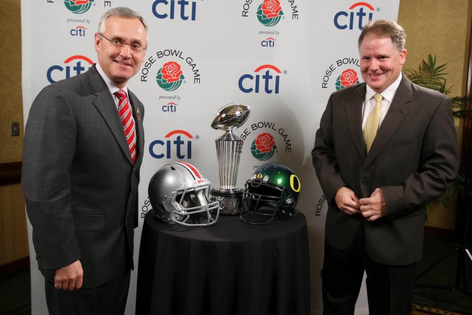 (NCL_OSU10ROSE_01JAN_LAURON_31DEC09) Ohio State head football coach Jim Tressel meets with Oregon head coach Chip Kelly for a photo opportunity in front of the Rose Bowl trophy during a press conference the day prior to the Rose Bowl Game, December 31, 2009. (Dispatch photo by Neal C. Lauron)