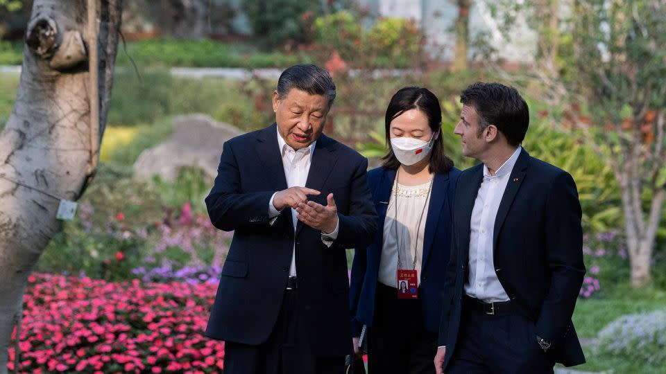 Chinese President Xi Jinping and France's President Emmanuel Macron meet at the Guandong province governor's residence, in Guangzhou, China, on April 7, 2023.  - Jacques Witt/Reuters