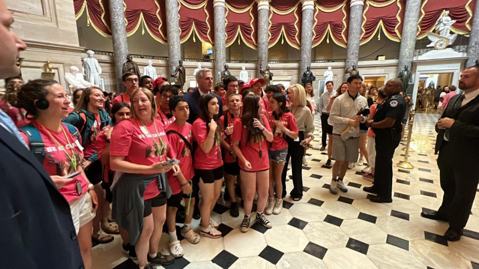 Kevin McCarthy with tourists (Frank Thorp V / NBC News)