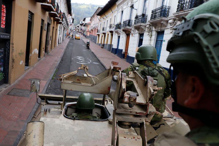 Miembros de las Fuerzas Armadas patrullan una calle durante un operativo para proteger la seguridad civil en Quito (Photo by STRINGER / AFP)
