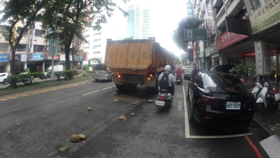圖片說明：台中市北區崇德路與崇興路大貨車於道路上掉落砂石，並波及後方來車。(記者謝榮浤翻攝)