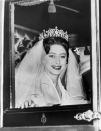 El 6 de mayo de 1960 la princesa Margarita contrajo matrimonio con la tiara Poltimore, una creación de Garrard fabricada en la década de 1870 para Florence Poltimore. La hermana de la reina murió en 2002 y tanto la tiara como otras de sus joyas fueron subastadas en 2006. (Foto: Central Press / Getty Images)