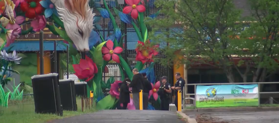 Police outside the zoo amid the site being swept after the bomb threat (WAVE)