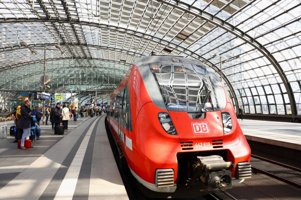 Die Deutsche Bahn strebt für ihre Fernverbindungen in einigen Jahren wieder eine Pünktlichkeitsquote von 80 Prozent an (Bild: REUTERS/Nadja Wohlleben)