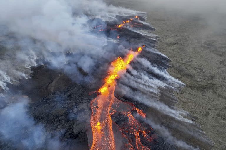 En esta imagen tomada de un video, la lava emerge de una fisura del volcán Fagradalsfjall cerca de la montaña Litli-Hrútur, a unos 30 kilómetros al suroeste de Reykjavik, Islandia, el lunes 10 de julio de 2023