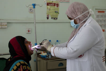Nahla Arishi, a pediatrician, checks a woman infected with diphtheria at the al-Sadaqa teaching hospital in the southern port city of Aden, Yemen December 18, 2017. Picture taken December 18, 2017. To match Special Report YEMEN-DIPHTHERIA/ REUTERS/Fawaz Salman