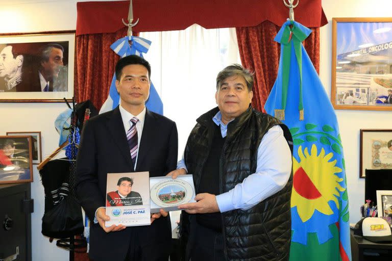 Mario Ishii, en 2018, en José C. Paz, con un representante de la ciudad china de Shangrao