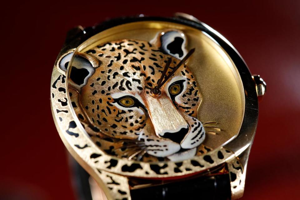 Drive de Cartier美洲豹裝飾腕錶，面盤與錶殼上活靈活現的美洲豹圖案，歸功於卡地亞的金雕與琺瑯工藝，定價NT$2,300,000。