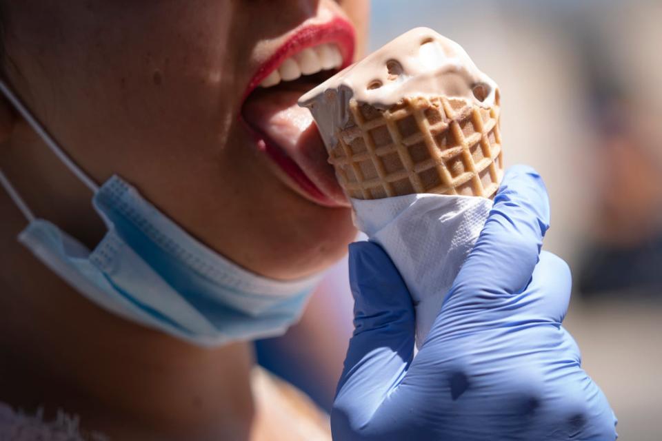 Une femme mange une glace à Ocean City, dans le Maryland, aux États-Unis, le 23 mai 2020 (photo d'illustration) - Alex Edelman-AFP