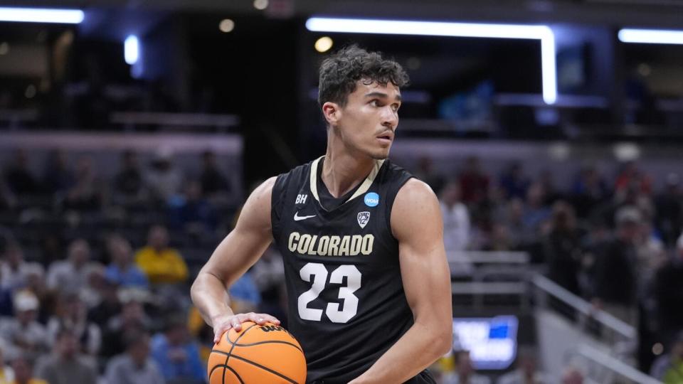 Colorado forward Tristan da Silva (23) looks to pass during a game against Florida