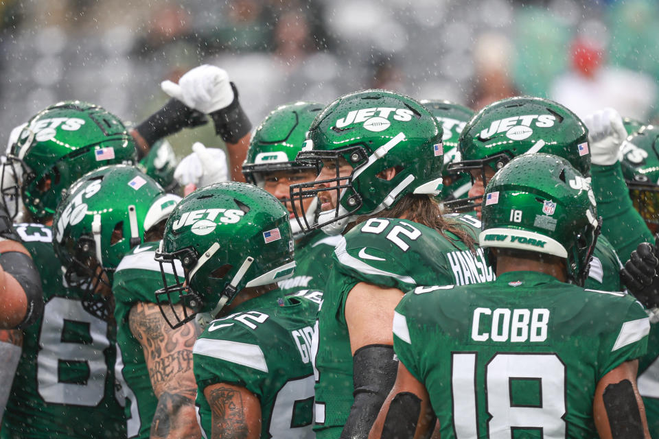 Dec 10, 2023; East Rutherford, New Jersey, USA; New York Jets center Jake Hanson (62) huddle with teammates before the game against the <a class="link " href="https://sports.yahoo.com/nfl/teams/houston/" data-i13n="sec:content-canvas;subsec:anchor_text;elm:context_link" data-ylk="slk:Houston Texans;sec:content-canvas;subsec:anchor_text;elm:context_link;itc:0">Houston Texans</a> at MetLife Stadium. Mandatory Credit: Vincent Carchietta-USA TODAY Sports