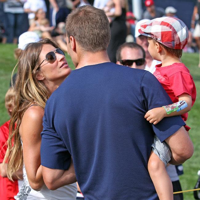 Gisele Bundchen y Tom Brady con su hijo. Bang Showbiz.