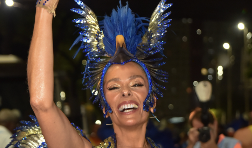 Carnaval 2023 Adriane Galisteu exibe virilha sarada em look para