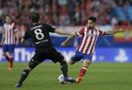 El brasileño Diego, del Atletico de Madrid, prepara un disparo frente a Frank Lampard, del Chelsea, durante el partido de ida de las semifinales de la Liga de Campeones, en el estadio Vicente Calderón, en Madrid, España, el martes 22 de abril de 2014. El partido terminó 0-0. (AP Foto/Paul White)