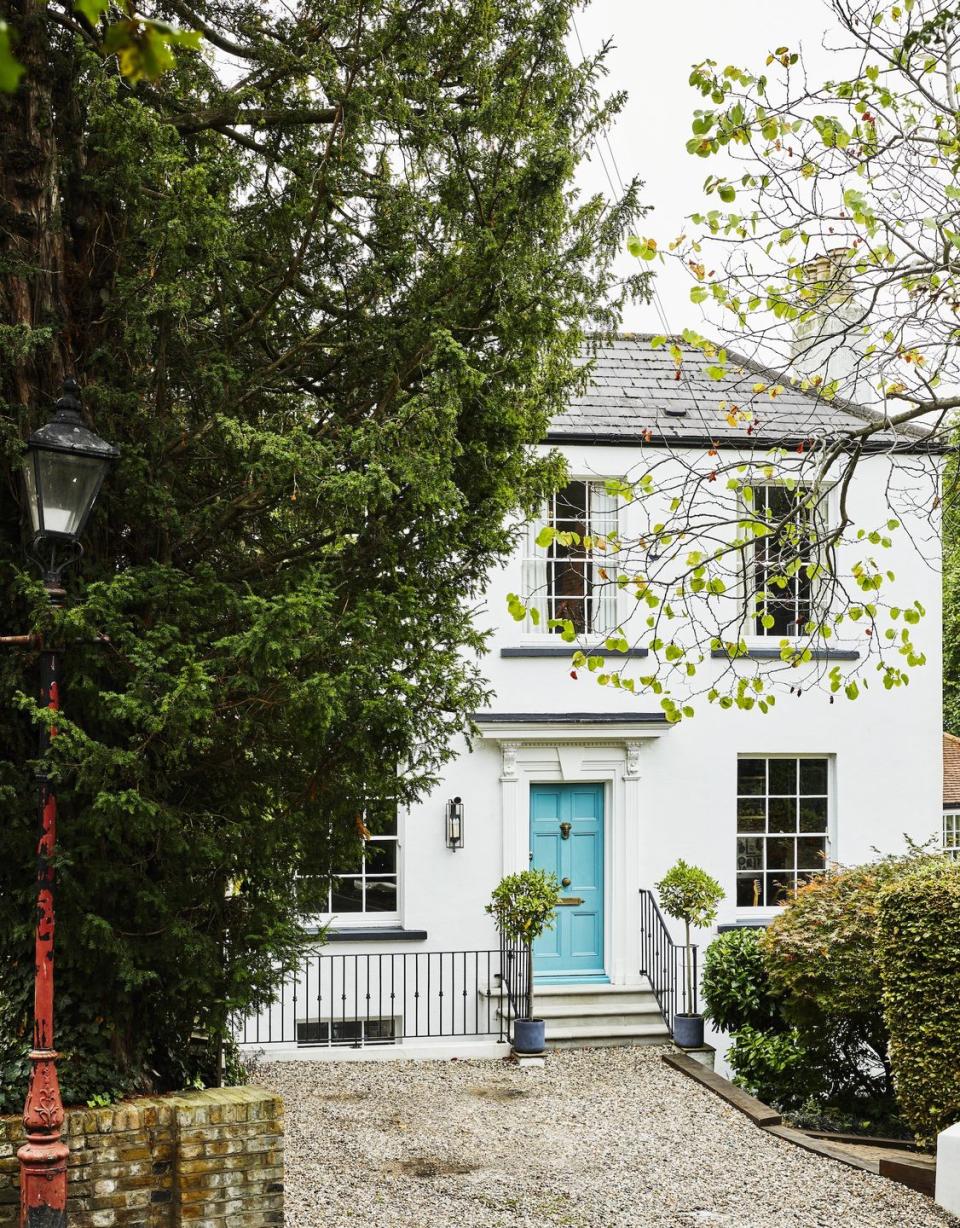 melanie lissacks white house with a blue door