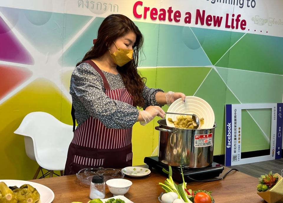 新住民范秋水在三重新住民家庭服務中心示範越式酸菜製作台灣美食。　（記者吳瀛洲攝）
