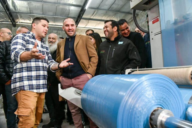 Dirigentes de movimientos sociales junto al Ministro de Economía Martín Guzmán, el Ministro de Dasarrollo Juan Zabaleta y el intendente de Almirante Brown Juan Fabiani recorrieron el 1° Polo Productivo de Trabajo de la Federación Unión Nacional de Cooperativas Argentina de Trabajo