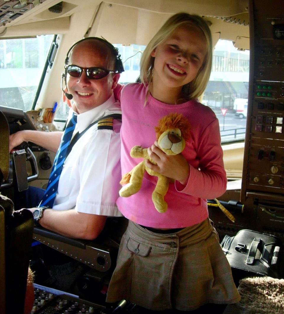 La foto de 2006 fue tomada en ruta hacia Uganda. Jasmijn recuerda que le hacía mucha ilusión acompañar a su padre de viaje. Crédito: Jorrit van Waalwijk van Doorn y Jasmijn van Waalwijk van Doorn