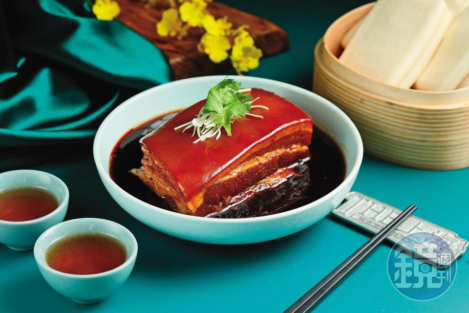「THE上海」的「傳說烤方佐美人茗」肥而不膩，與醇厚的陳高非常搭配。（698元／份）