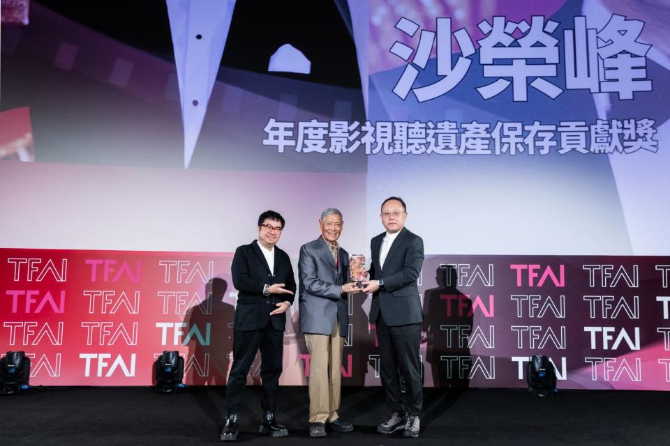 第一個獎項「年度影視聽遺產保存貢獻獎」頒給已故資深電影人沙榮峰，由演員石雋代領。（國家影視聽中心提供）
