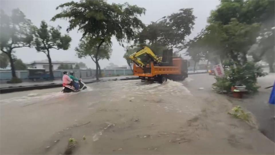 午後雷雨強襲！　南投市區淹水多車輛拋錨