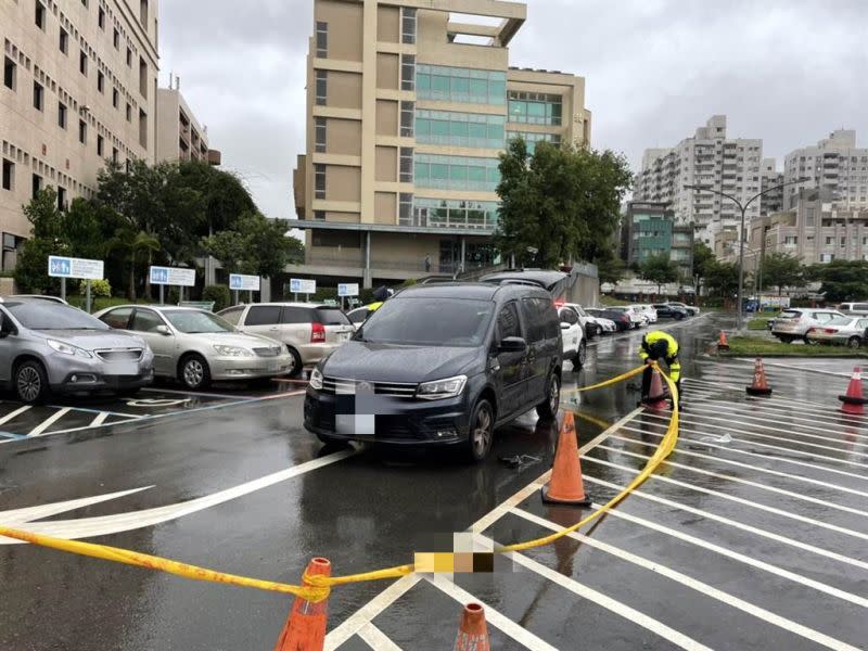 ▲台中榮總醫院今（26）日下午2點27分左右，一位要去就醫看診的47歲男子，在大樓前停車場被車輛撞倒，雖然就近送往榮總急救，但仍宣告不治。（圖／翻攝畫面）