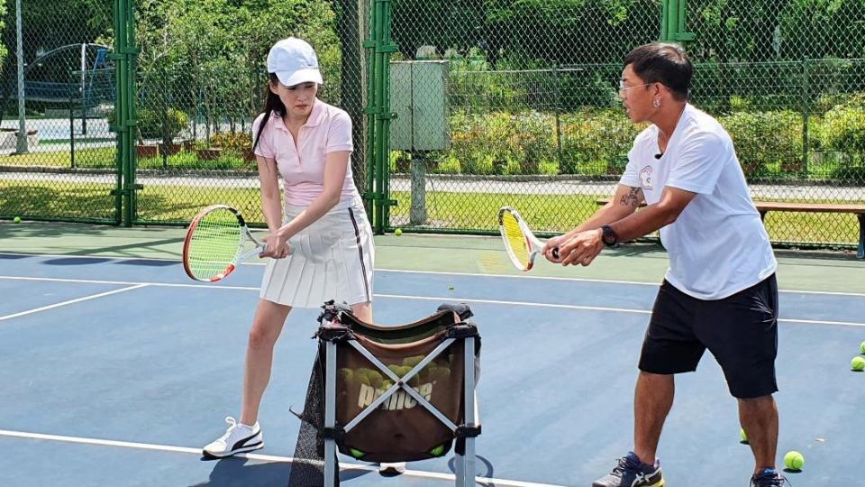 王曉書（左）原本以為打網球很簡單，但事實卻不是如此。（圖／公視提供）