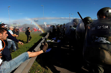 Protestors clash with Argentine gendarmerie as they block a road during a 24-hour national strike in Buenos Aires, Argentina, April 6, 2017. REUTERS/Martin Acosta