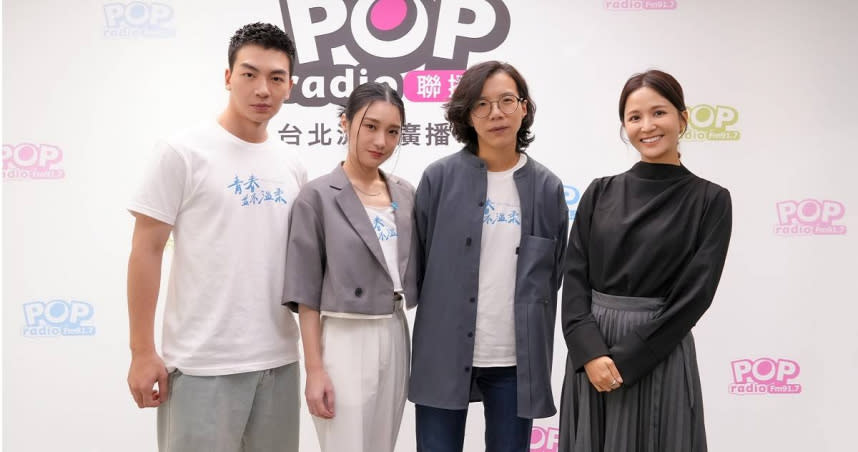 《青春並不溫柔》導演蘇奕瑄率葉曉霏、張洛偍，接受吳怡霈的採訪。（圖／POP Radio提供）