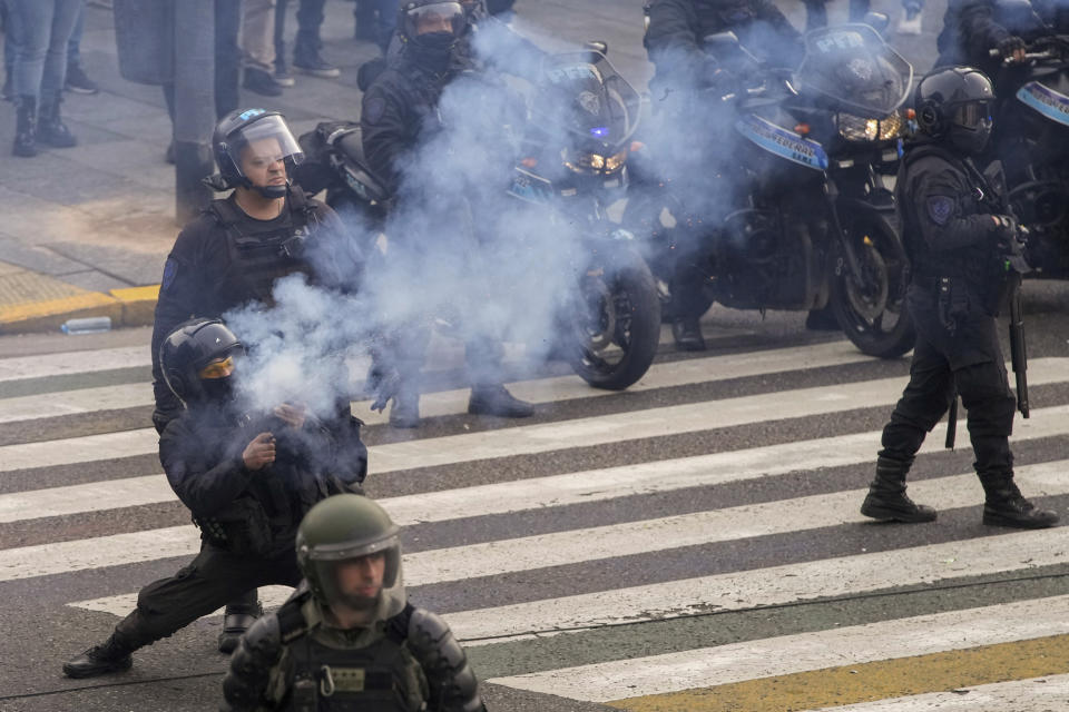 Un policía lanza gases contra manifestantes antigubernamentales frente al Congreso, mientras los senadores debaten proyectos de ley promovidos por el presidente argentino Javier Milei en Buenos Aires, Argentina, el miércoles 12 de junio de 2024. (AP Foto/Natacha Pisarenko)