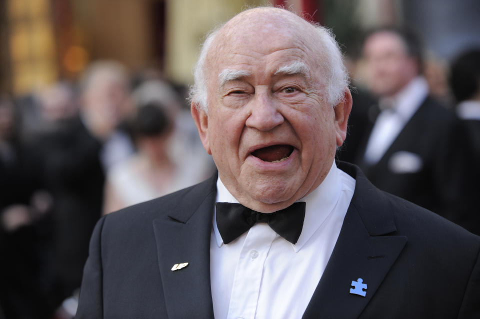 ARCHIVO - En esta foto del 7 de marzo de 2010, el actor Ed Asner llega a la ceremonia de los premios Oscar en Los Ángeles. Asner murió el domingo 29 de agosto de 2021. Tenía 91 años. (AP Foto/Chris Pizzello, Archivo)